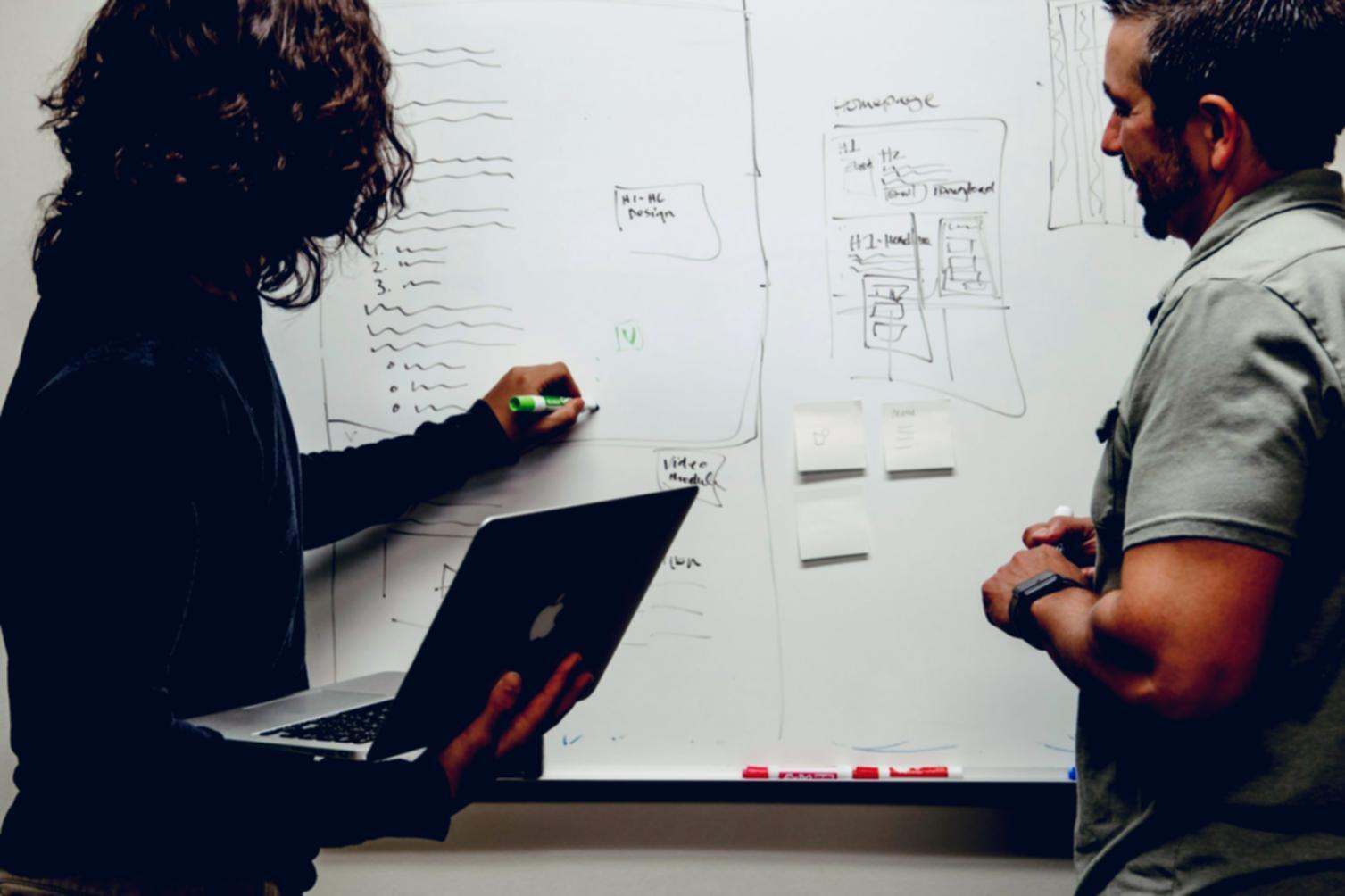 Entrepreneur révisant sa stratégie de contenu après formation